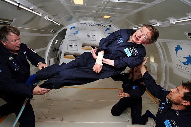 Der Physiker Stephen Hawking in Schwerelosigkeit 
