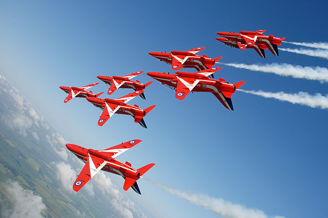 Formationsflug der Red Arrows beim Rückenflug 