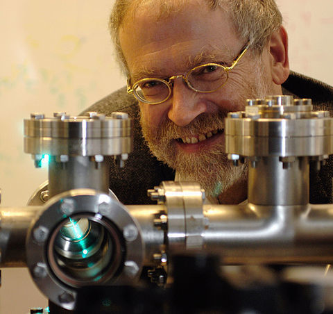 Anton Zeilinger hinter einem Quantenexperiment 