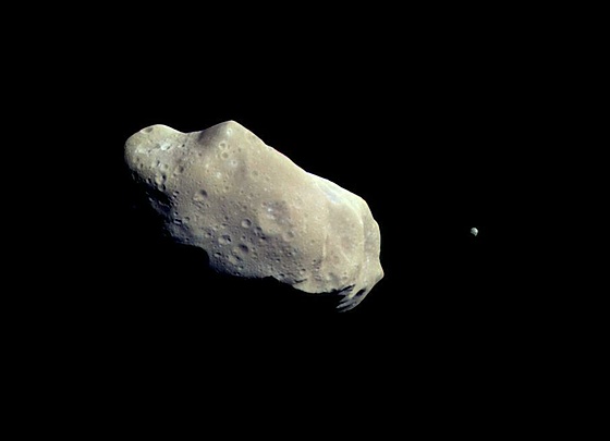 Asteroid 243 Ida (links) und sein Mond Dactyl (rechts), fotografiert von der Raumsonde Galileo (1993) 