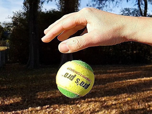 Freier Fall eines Tennisballs 