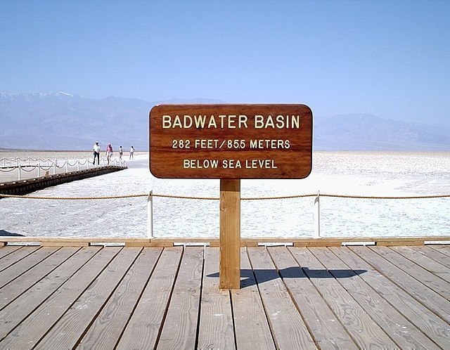 Schild zur Höhenlage des Badwater-Beckens 