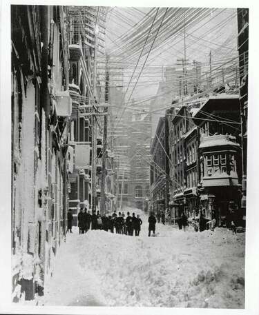 Oberirdische Telefon-, Telegrafen- und Stromleitungen in New York City (1888) 