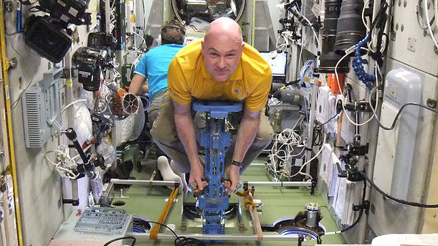 Der ESA Astronaut Andre Kuipers bei der Bestimmung seiner Körpermasse an Bord der ISS 
