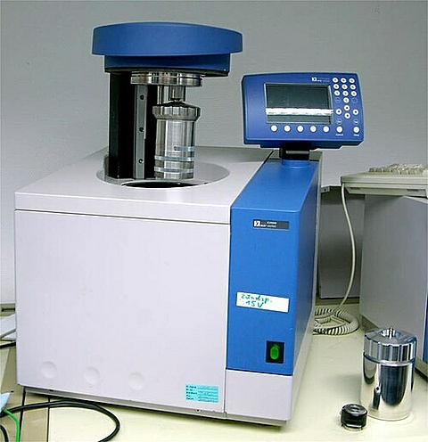 Bombenkalorimeter mit nach oben ausgefahrener Bombe 