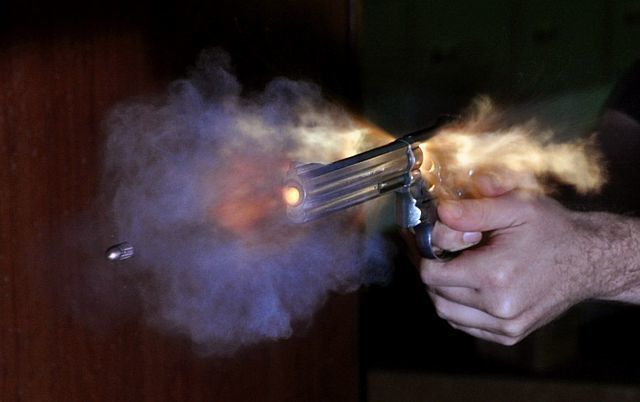 Hochgeschwindigkeitsfoto von einer abgefeuerten Kugel 