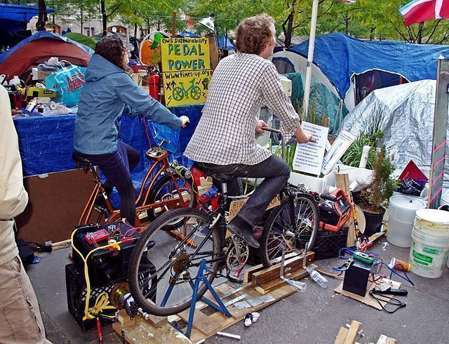 Occupy Wall Street Demonstranten benutzen Fahrräder, um Akkus aufzuladen 