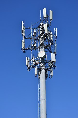 Mobilfunkmast mit Antennen 