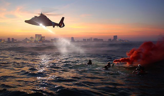 Küstenwache rettet Schwimmer mit einem Hubschrauber 