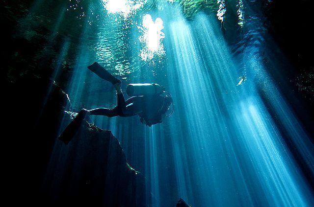Gerätetaucher in einer Unterwasserhöhle 