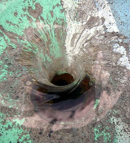 Abfließendes Wasser in einem Wasserbecken 