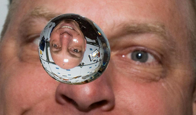 Astronaut Clayton Anderson beobachtet einen Wassertropfen in Schwerelosigkeit 