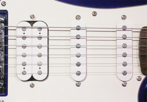 E-Gitarre mit einem Humbucker- (links) und zwei Single-Coil-Pickups (Mitte und rechts) 