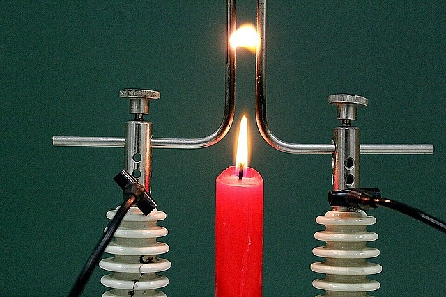 Lichtbogen über einer Kerzenflamme 