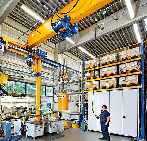 Elektrische Seilwinde in einer Werkstatt 