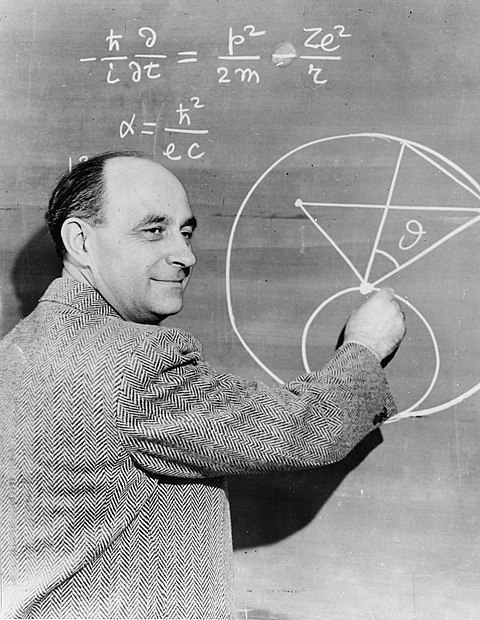 Enrico Fermi schreibt auf einer Tafel. 