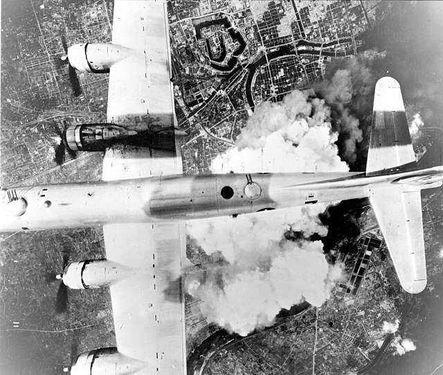 Bombenflugzeug über Japan 1945 