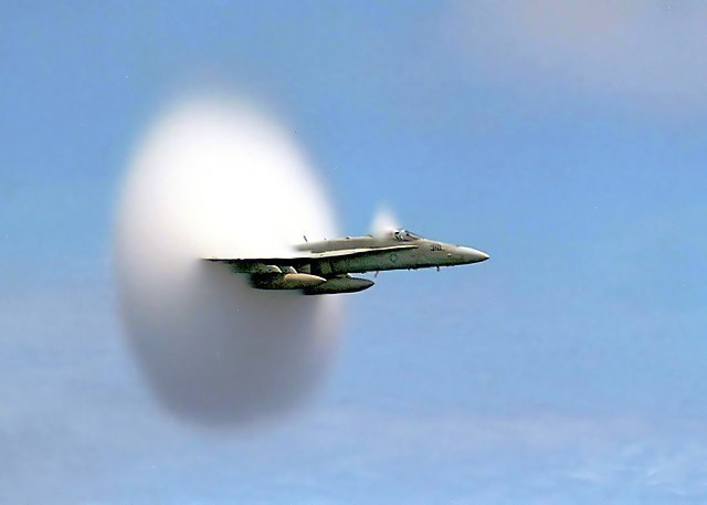 Kampfflugzeug nahe der Schallgeschwindigkeit 