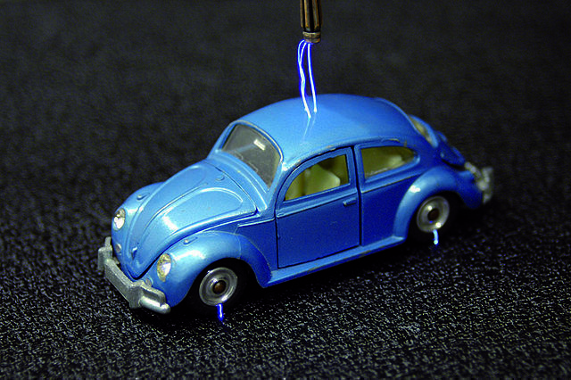 Blitzeinschlag in ein Auto-Modell 