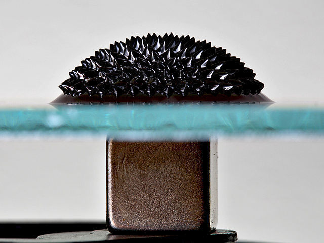 Ferrofluid über einem Permanentmagneten 