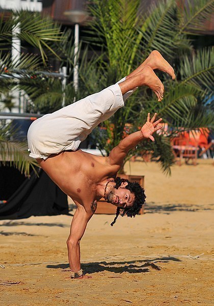 Handstand auf einer Hand 