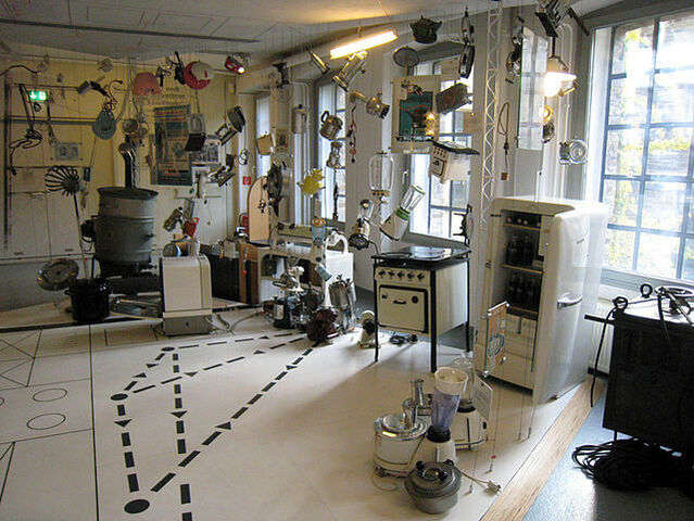 Auswahl elektrischer Haushaltsgeräte in einem Museum 