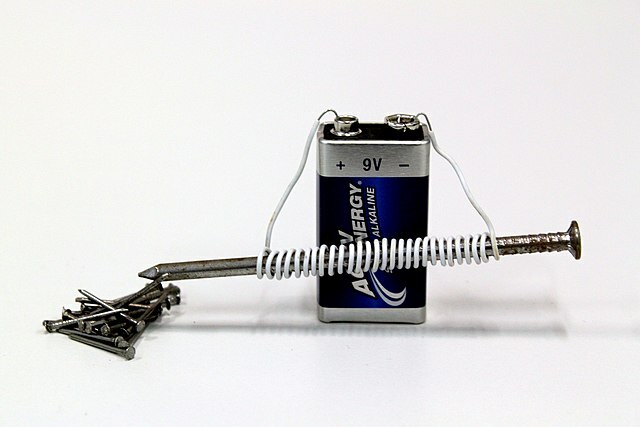Einfacher Elektromagnet aus Batterie, Schaltdraht und Eisennagel 