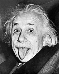 Albert Einstein zeigt einem Fotografen die Zunge. 
