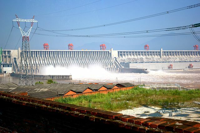 Potentielle Energie von Wasser wird in elektrische Energie umgewandelt 