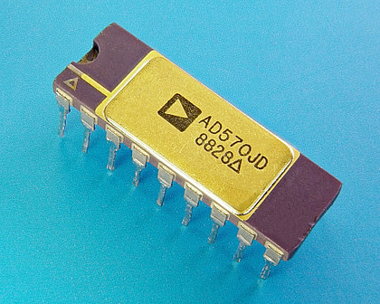 IC zur Umwandlung eines analogen Eingangssignals (etwa einer Spannung) in einen 8-Bit-digitalen Wert (Analog-Digital-Wandler). 