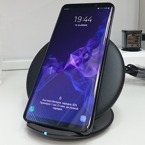 Induktives Laden eines Smartphones 