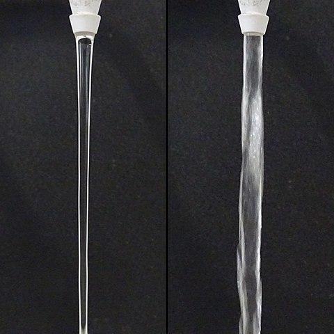 Strömungen: laminar (links) und turbulent (rechts) 