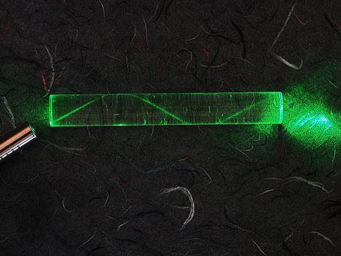 Laserlicht verbleit durch Totalreflexion im Glaskörper 
