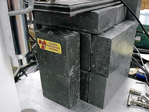 Bleiklötze schirmen eine radioaktive Strahlenquelle im Labor ab 