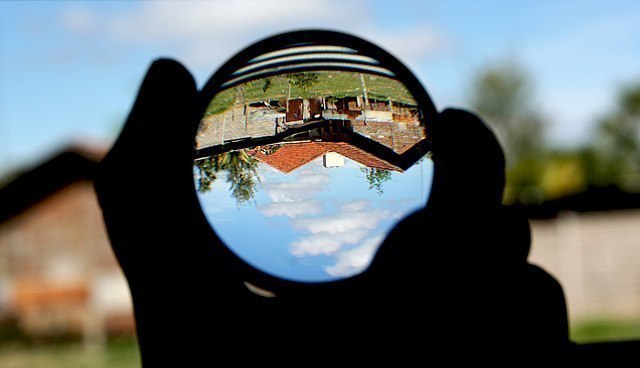 Blick durch eine Sammellinse 