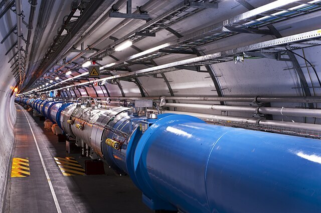 Ein Abschnitt der LHC Synchrotrons. Der blau Lack schützt die Magnete vor Rost. 