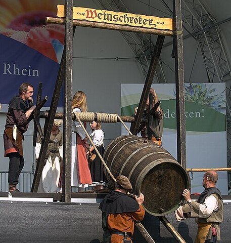 Historischer Transport von Weinfässern 