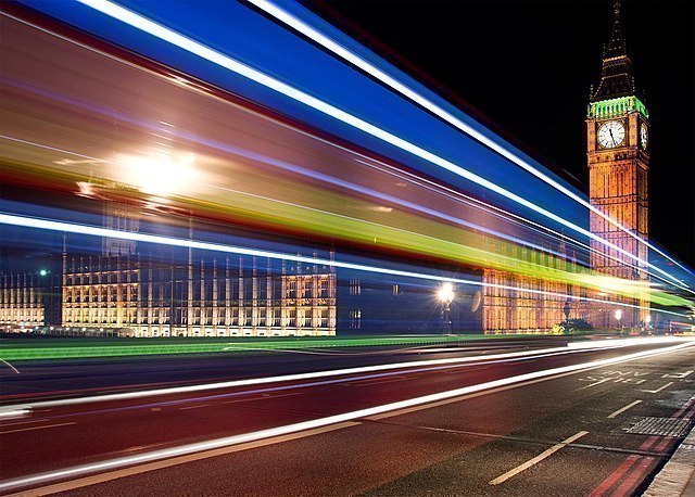 Lichtspuren von Fahrzeugen – ein Zeichen von Bewegung 