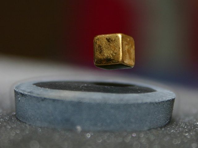 Ein Magnet schweben schwebt über Supraleiter unter seiner Sprungtemperatur 