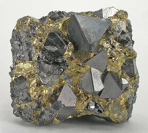Magneteisenstein (grau) auf Chalkopyrit (goldgelb) 