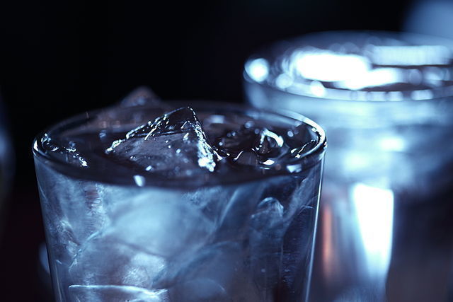 Eiswürfel in einem Getränk 