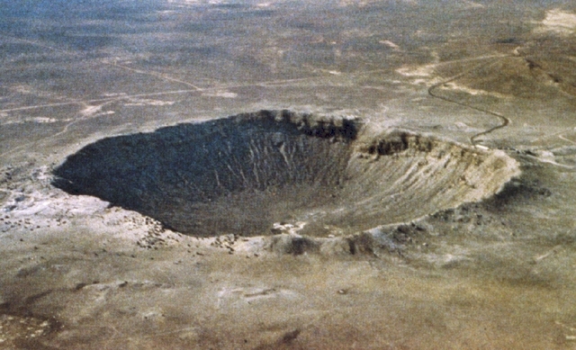 Luftbild des Barringer-Kraters (Arizona, USA) mit einem Durchmesser von rund \(1200\;\mathrm{m}\) m und einer Tiefe von etwa \(180\;\mathrm{m}\) 