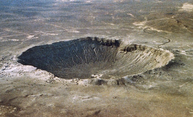 Luftbild des Barringer-Kraters (Arizona, USA) mit einem Durchmesser von rund \(1200\;\mathrm{m}\) m und einer Tiefe von etwa \(180\;\mathrm{m}\) 