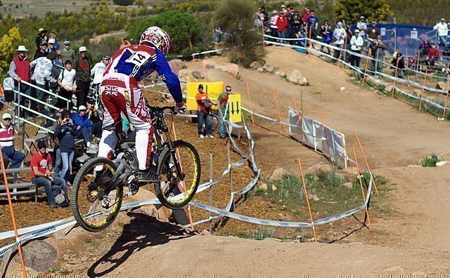 Downhill fahrt mit dem Mountainbike 