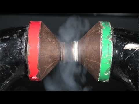 Flüssiger Sauerstoff wird zwischen die Pole eines starken Magneten gegossen 