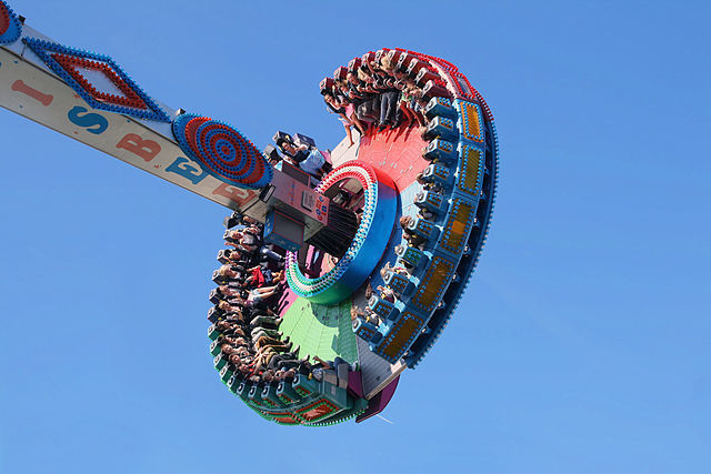 Fahrgeschäft Frisbee mit drehender Scheibe am Ende 