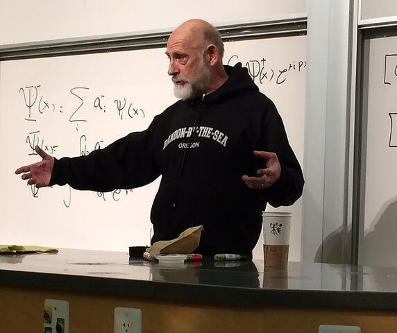 Der theoretische Physiker Leonard Susskind bei einem Vortrag 