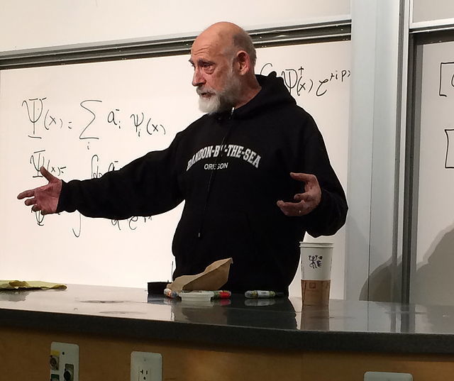 Der theoretische Physiker Leonard Susskind bei einem Vortrag 
