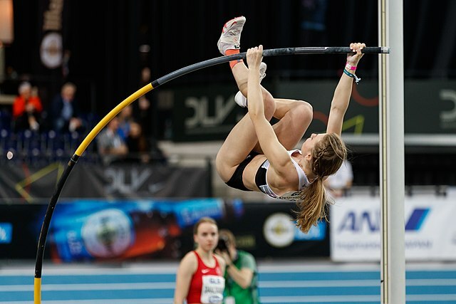 Athletin beim Stabhochsprung 