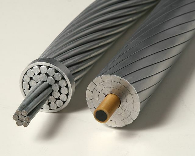 Hochspannungsleitung aus Aluminium um einen Stahlkern (links) und einen Kunststoffkern (rechts) 